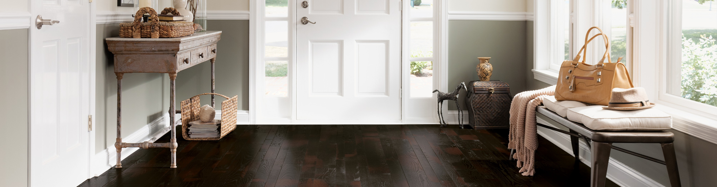 Oak flooring in entryway, 